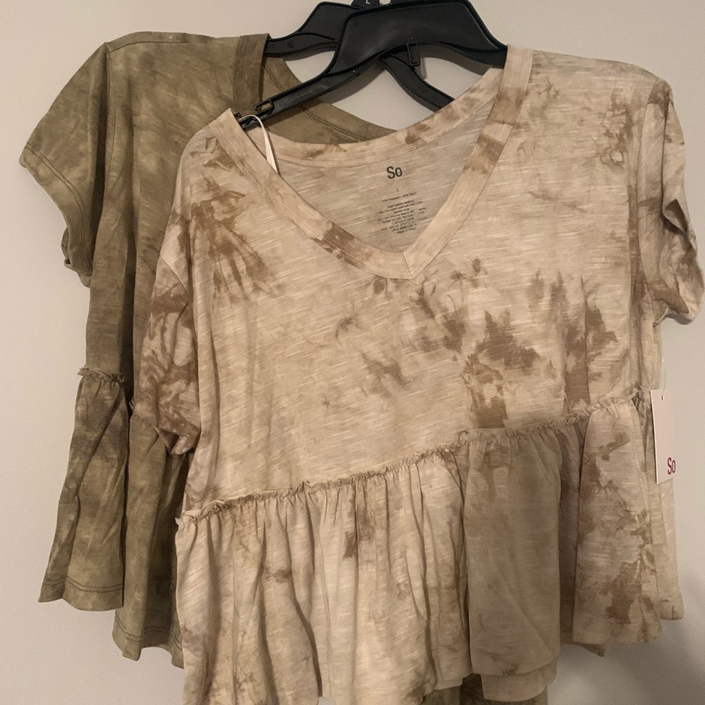 (2) SO Sz Large short sleeve peplum tops in olive and brown tie dye pattern.